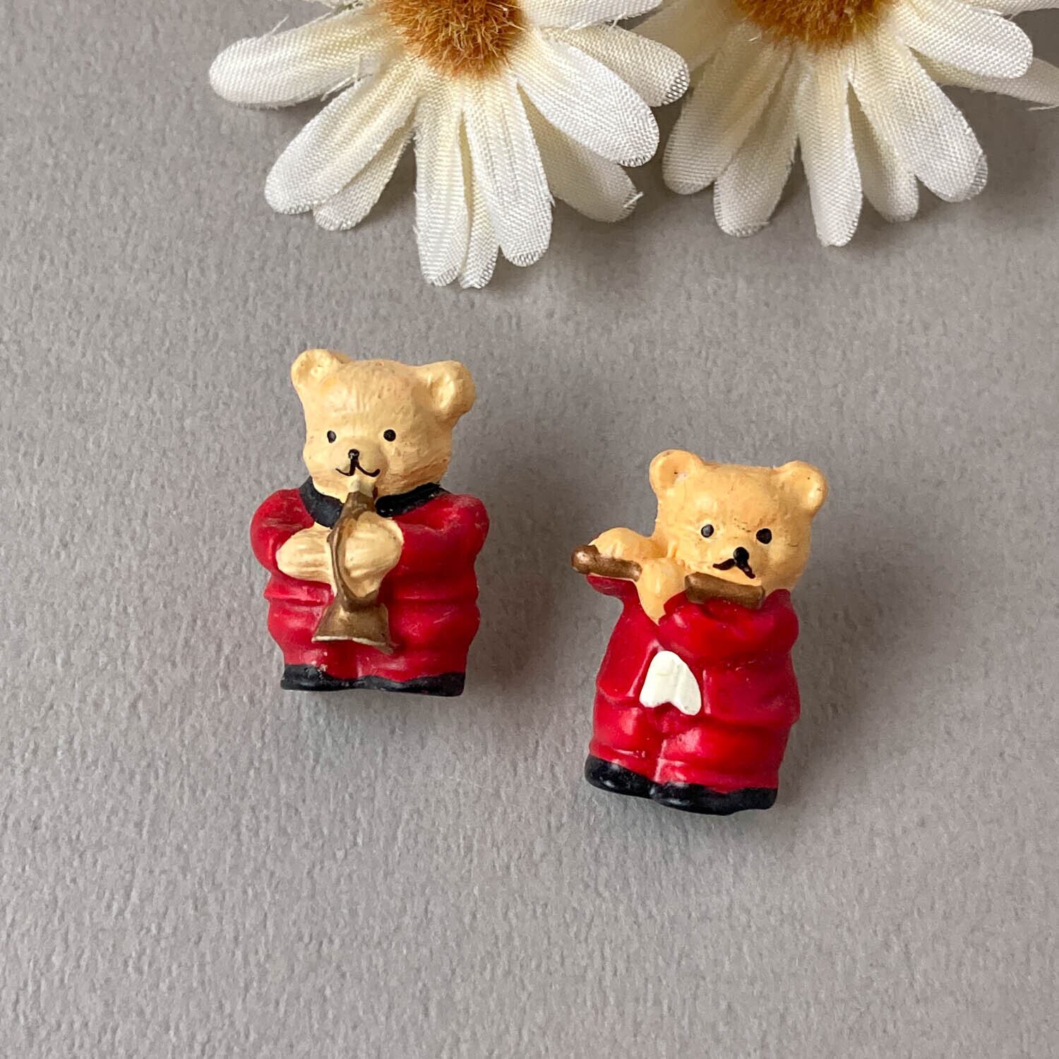 楽器を演奏しているクマのUKボタン(23mm)