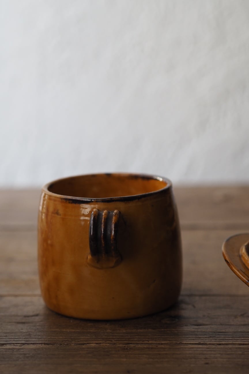 茶色い持ち手付き陶器の壺 茶色い持ち手付き陶器の壺 茶色陶器の持ち手付き壺 蓋付 壺」の