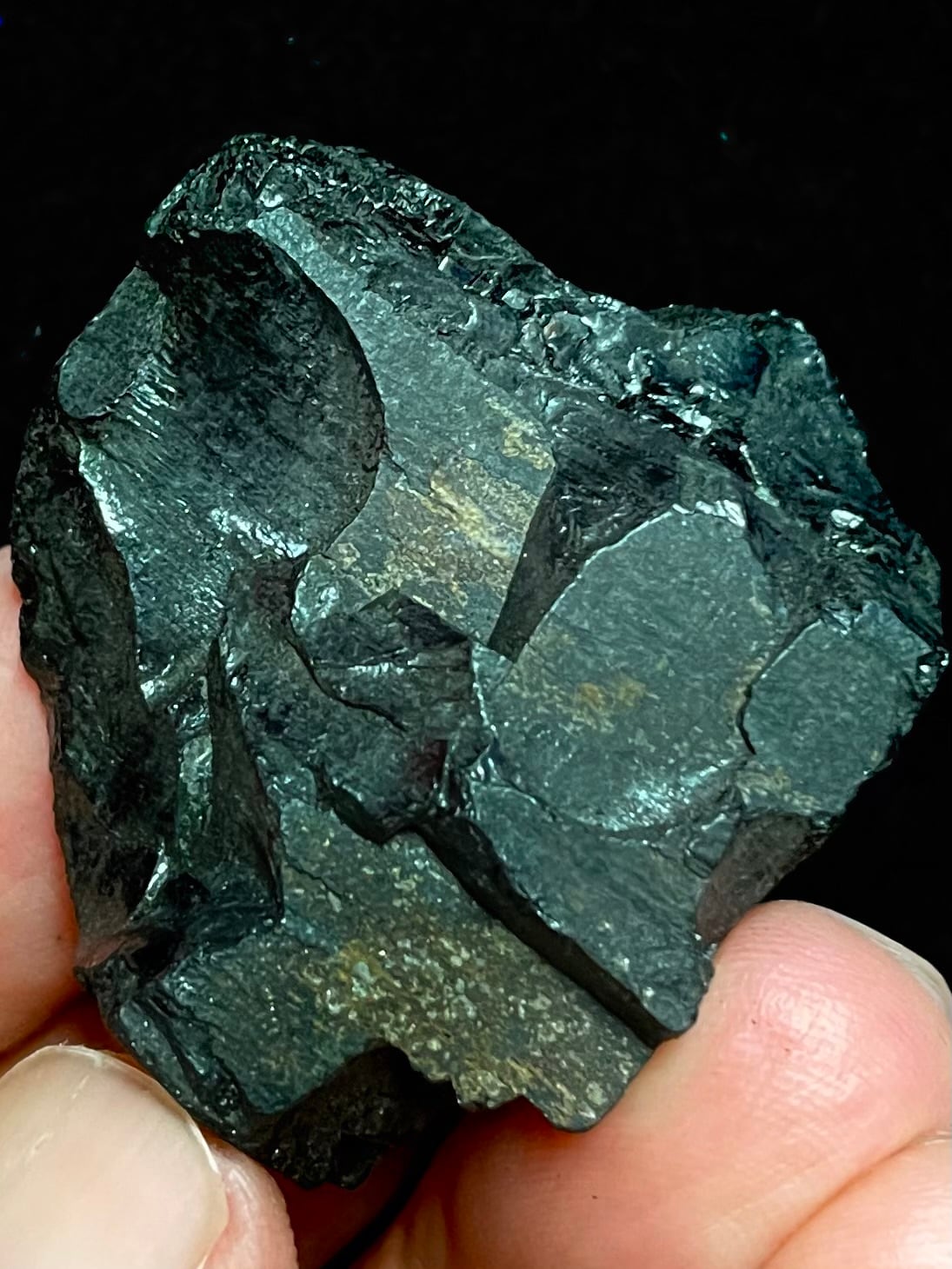 7) 浄化・護身・邪気払いの頂点!北海道「海底炭」ロック原石(中型)