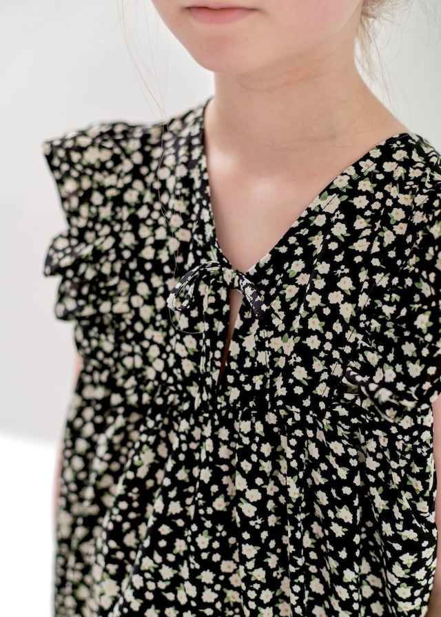 Vネックフリルブラウス〈Black flower〉