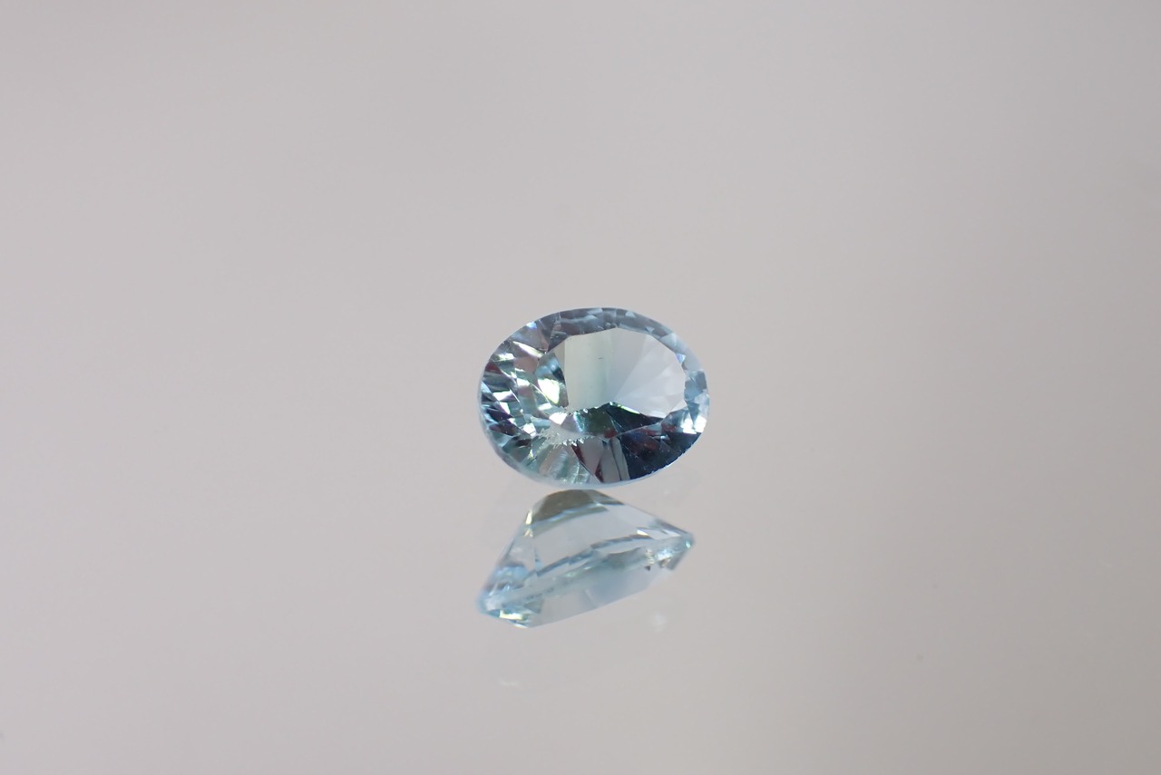 ブルートパーズ(コンケーブカット)　1.36ct　[C8‐66]