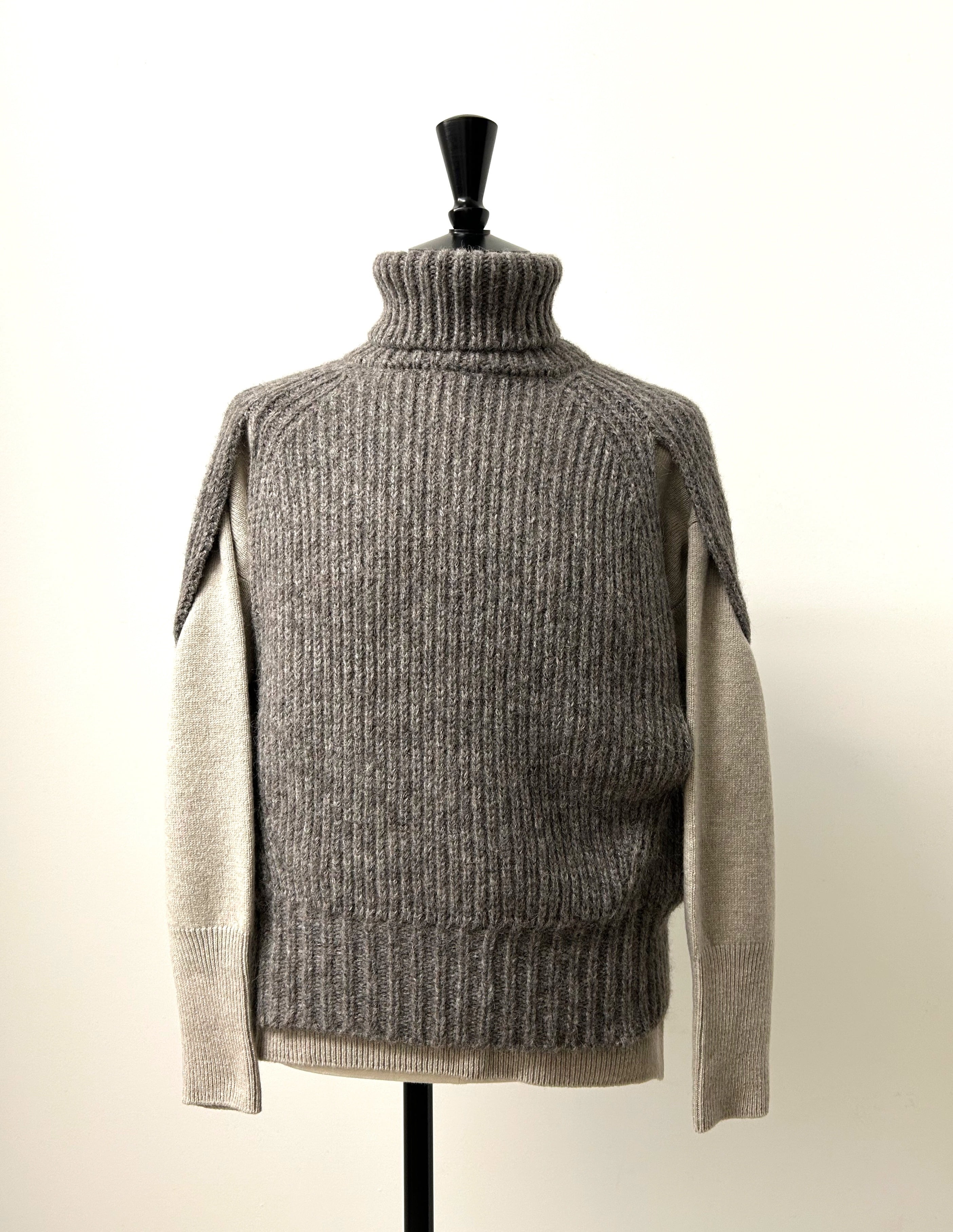 'comm.arch.womens' / Hand Framed Chunky Poncho