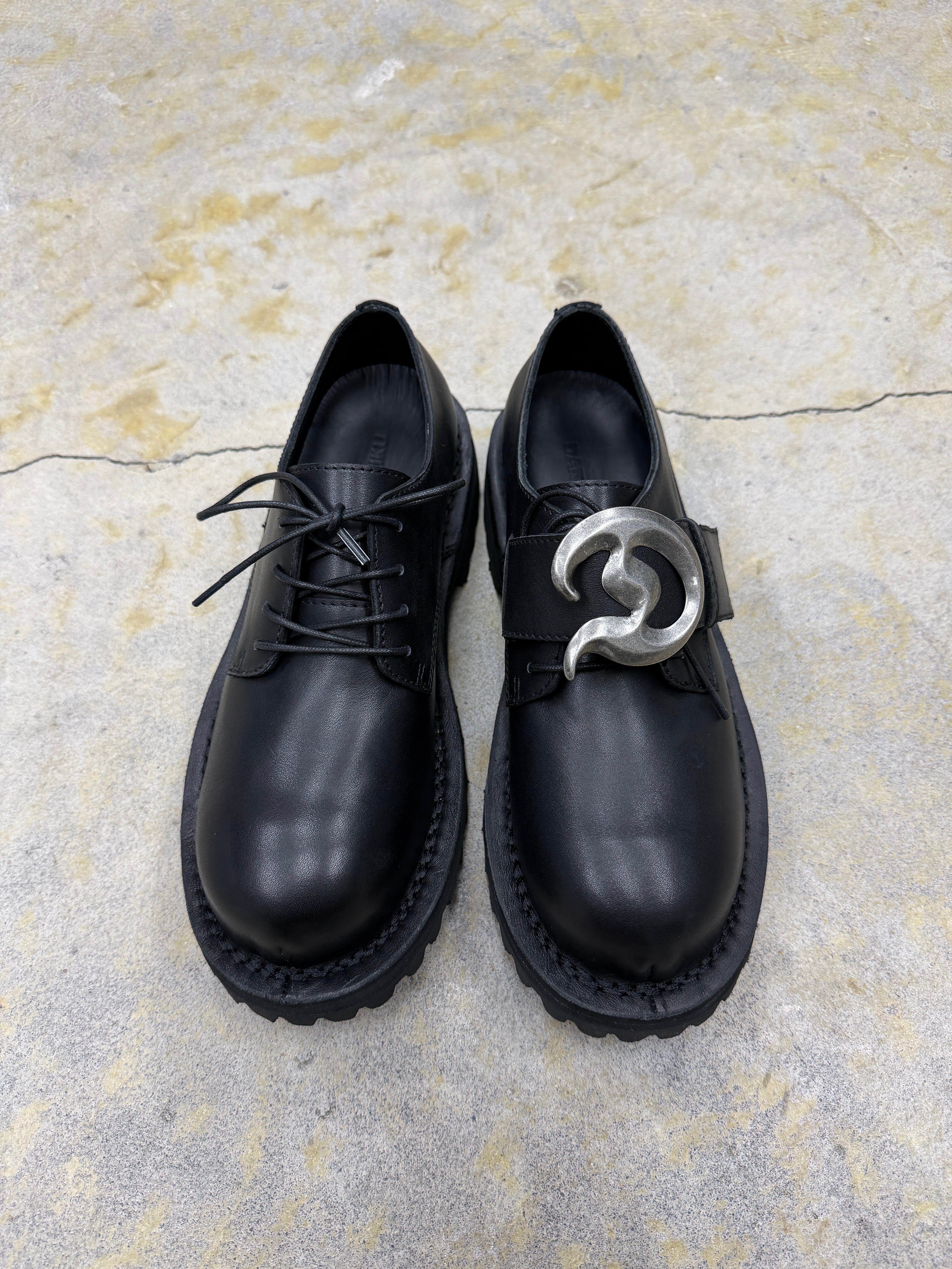 DAIRIKU | D Buckle Leather Shoes | Black | HOWDAY