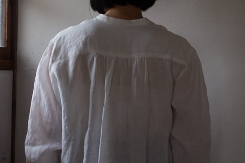 予約販売】 SALUÉ バンドカラーギャザーシャツ ライトウェイトリネン  