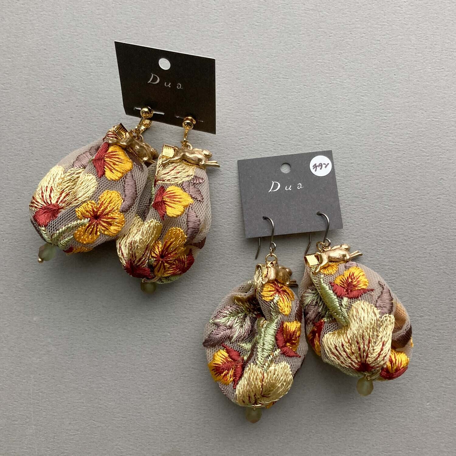 真鍮うさぎとぷっくり刺繍リボンの〈ピアス/イヤリング〉 | Dua