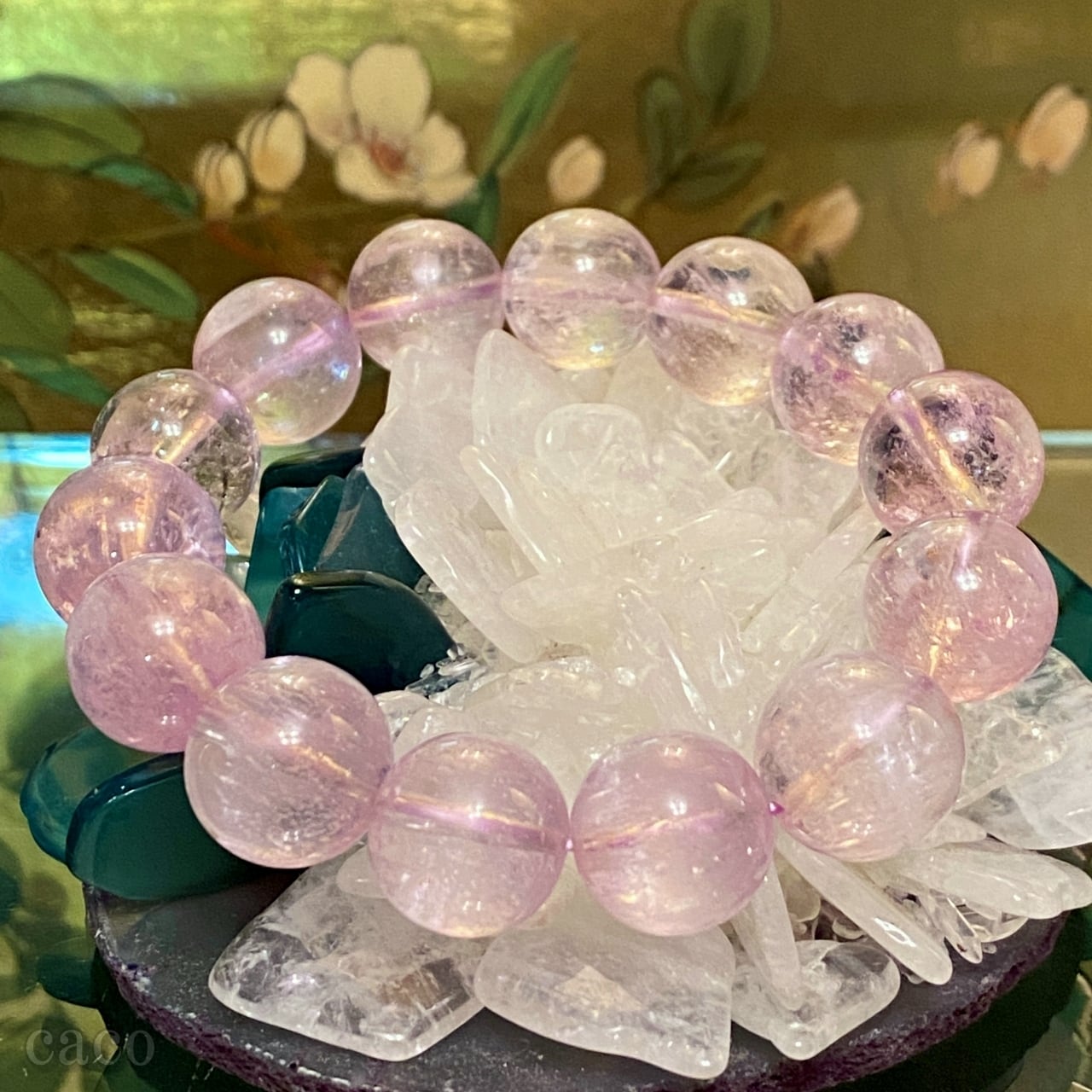 稀少大粒！虹色のクンツァイト花びらで造り上げた揺れるK18PGピアス 等しい