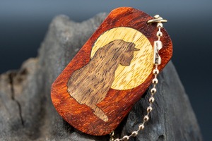 【朱色の銘木】 本花梨瘤 特上 ドッグタグ 象嵌 横を向く上品な猫