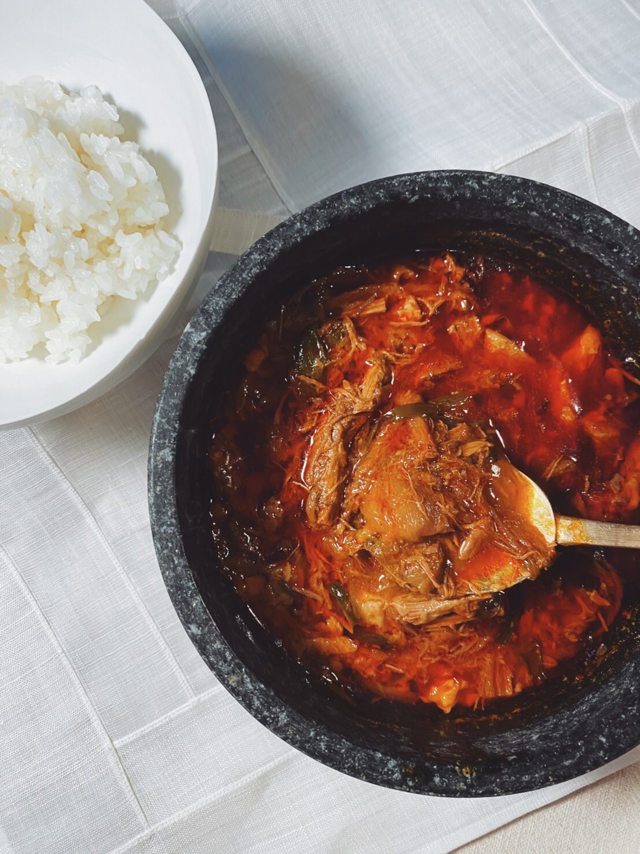 クセになる辛味と長時間煮込んだ和牛肉の旨味が抜群の美味しさ。マダンの人気メニューがようやく登場”ユッケジャンスープ”