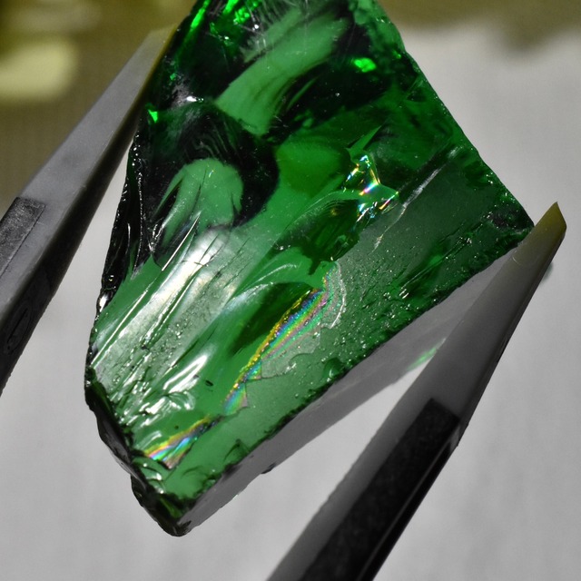 虹入り インドネシア産アンダラクリスタル原石 エメラルドグリーン B