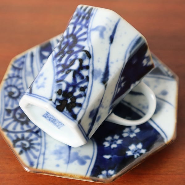 送料無料】有田焼 八角コーヒー 染付変り絵捻り紋 3-049 | MARUFUKU