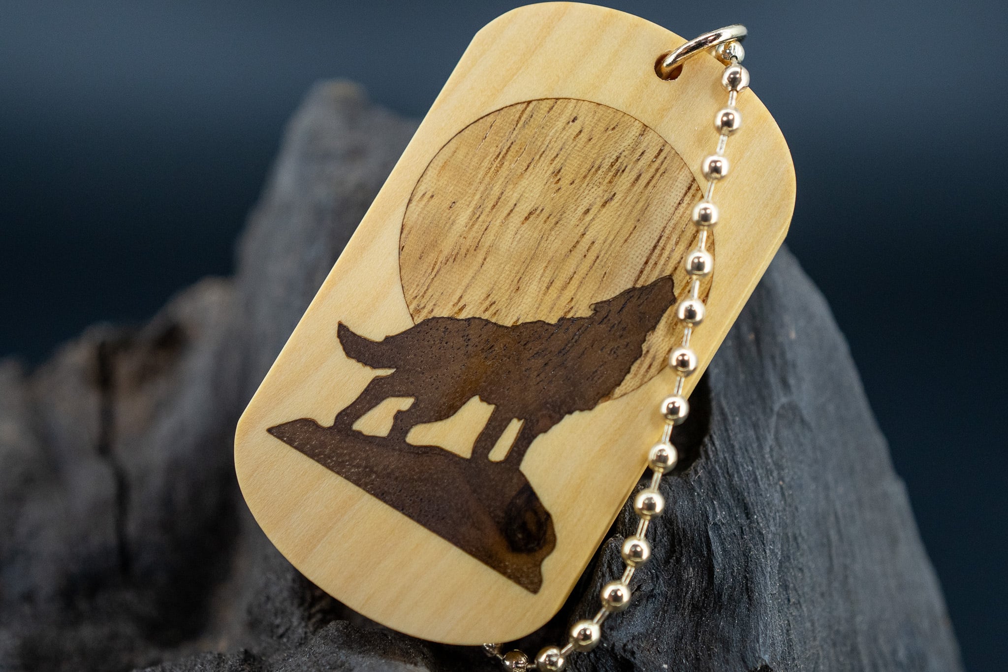 【日本工芸文化の代表格】御蔵島柘植 ドッグタグ 象嵌 月と狼