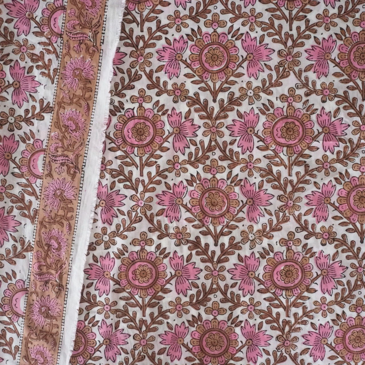 ブロックプリント生地【50cm単位】インド綿 片耳デザイン付き 花柄 白×ブラウン×ピンク #44089-WT2