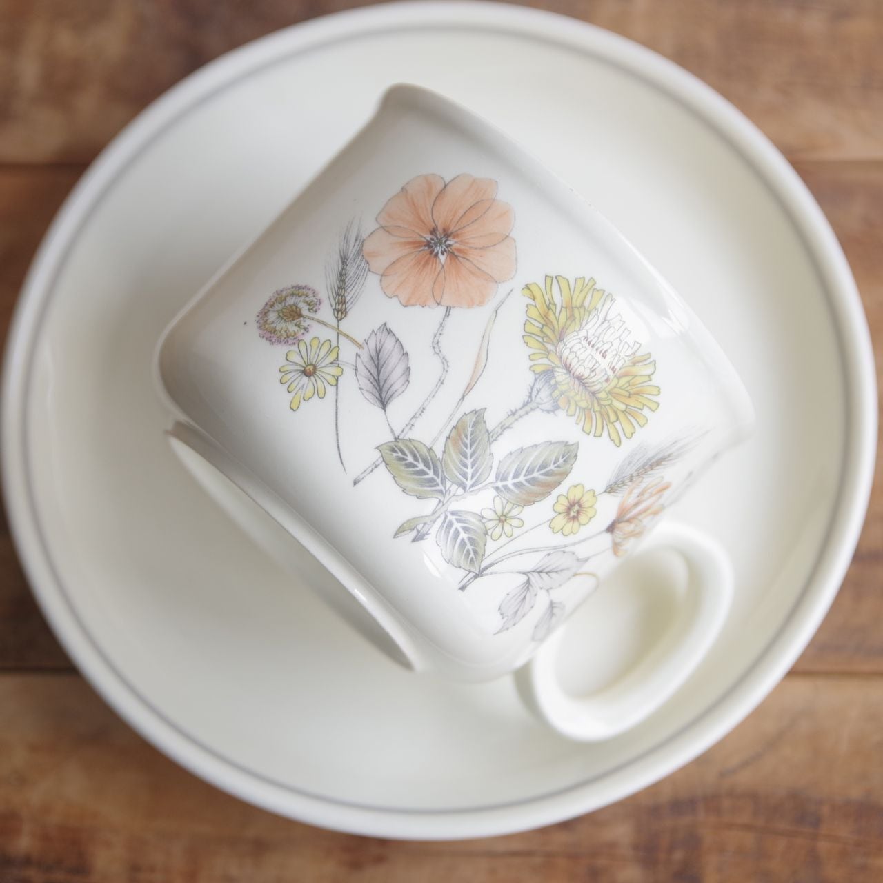 新品未使用　イギリス J.&G. MEAKIN製 カップ&ソーサーヴィンテージ J&G Meakin ミーキン Hedgerow ヘッジロー レトロ ボタニカル柄 花柄