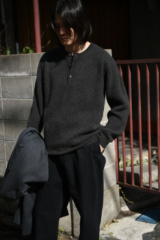 BATONER / CASHMERE FOX HENLEY NECK (Charcoal)