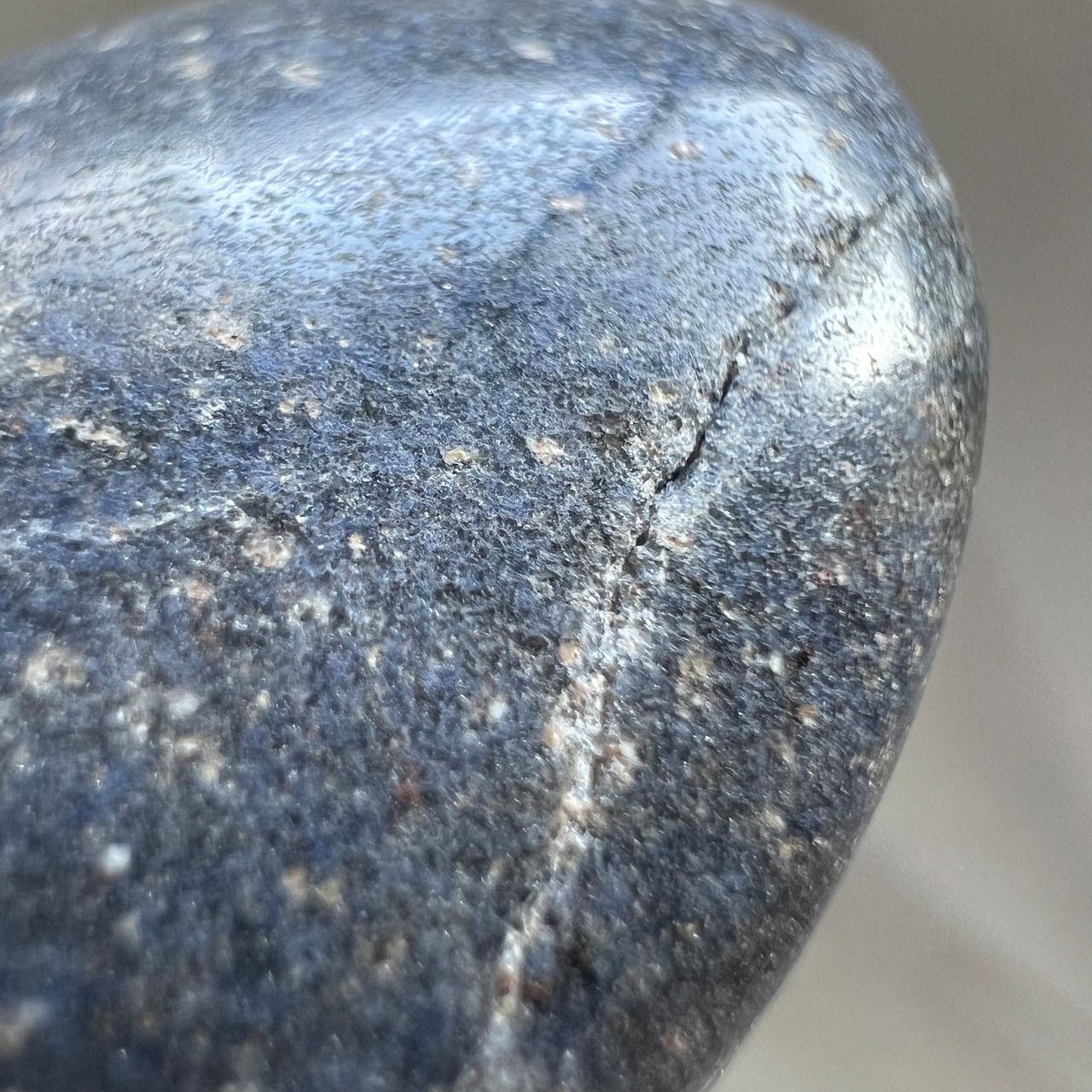 希少*トロレアイトパーム*スコルザライト(鉄天藍石)インクォーツ*天然石インテリア*天然石置物*握り石*2303151