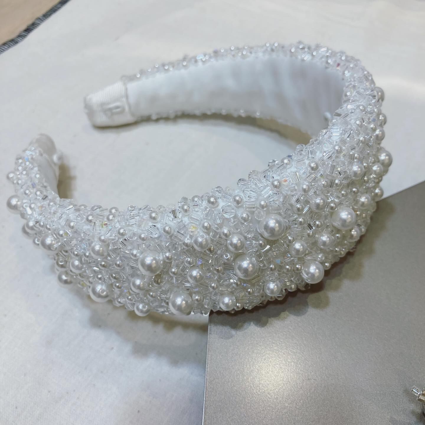 BJ106 ゴージャスビーズ刺繡カチューシャ beads embroidered white headband