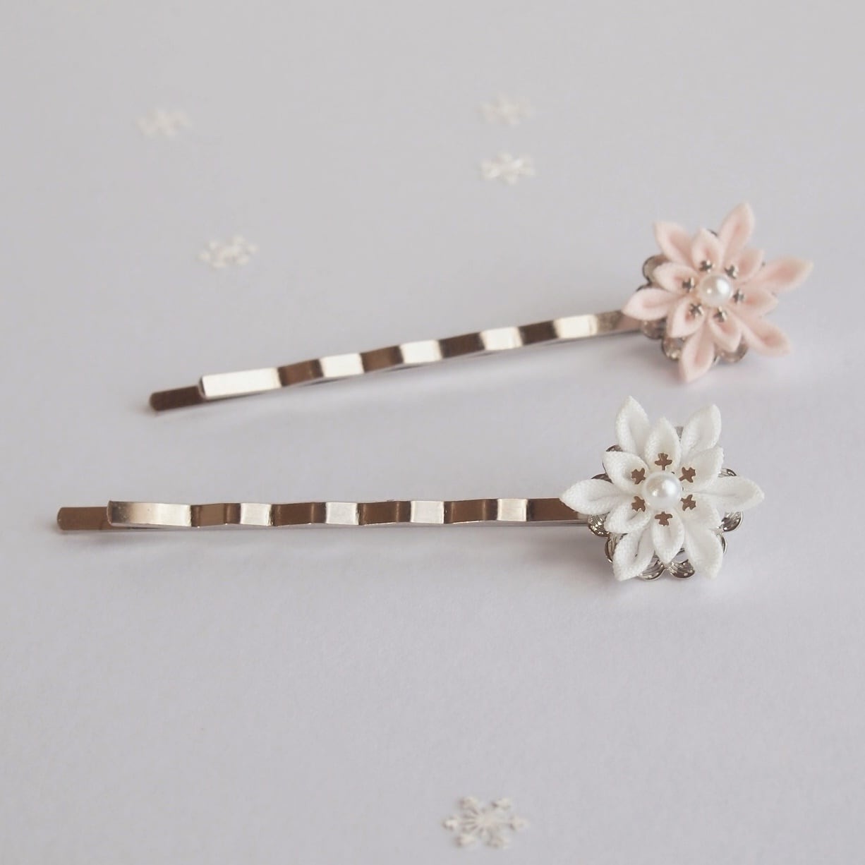 つまみ細工 雪の結晶ヘアピン 】---フラワー/誕生日/記念日/プレゼント