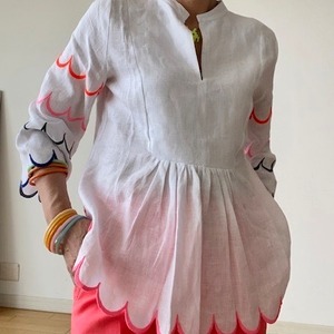 VILAGALLO ホワイト裾マルチカラー刺繍ポイントVスタンドオーバーリネンシャツブラウス SPAIN:VIL33205¥45,000＋tax