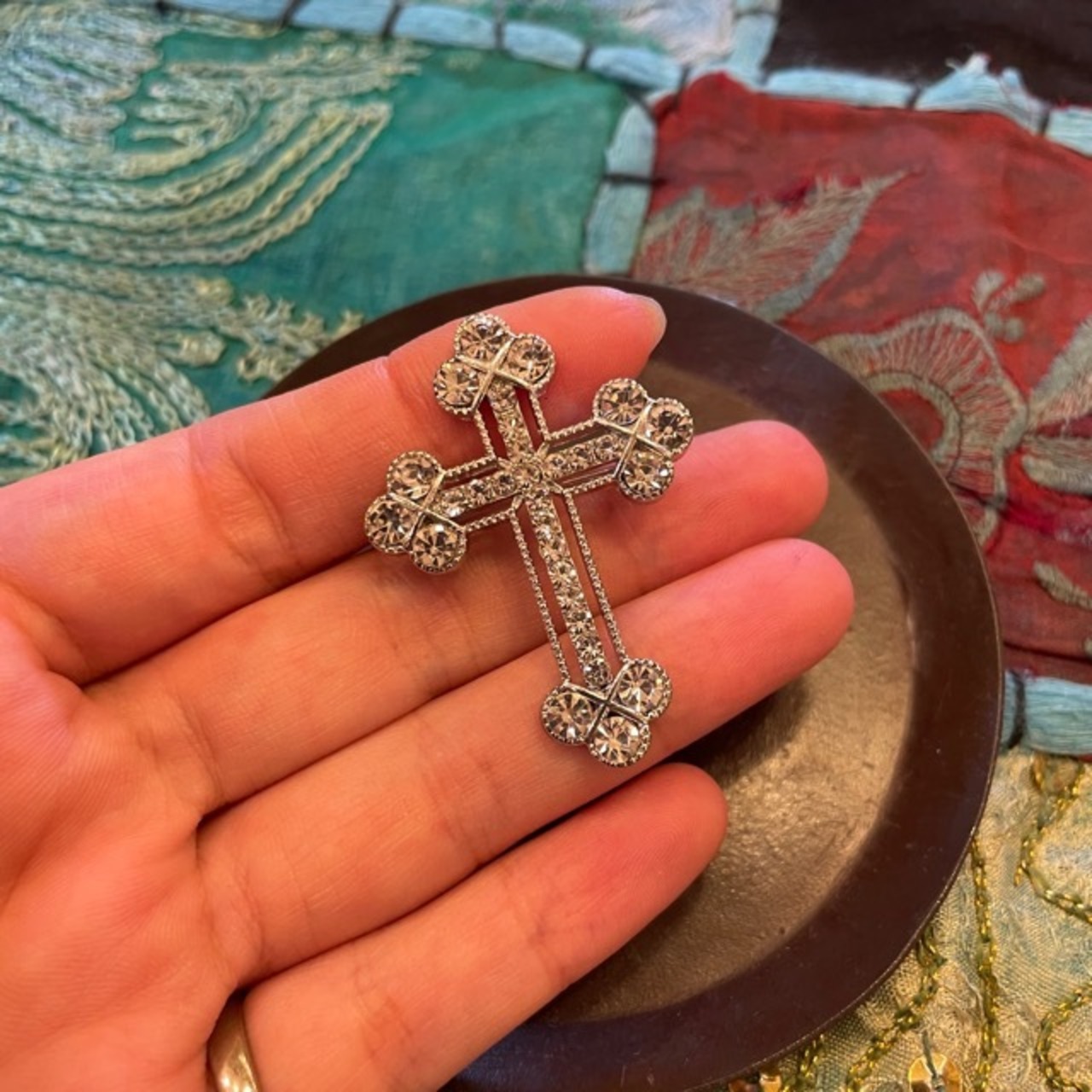 TOPANGA Jewelry Bijou art brooch Silver Cross / ビジューアートブローチ シルバークロス プレゼント プチギフト ジャケット 帽子 バッグ ニット キラキラ アクセサリー かわいい ファッション小物