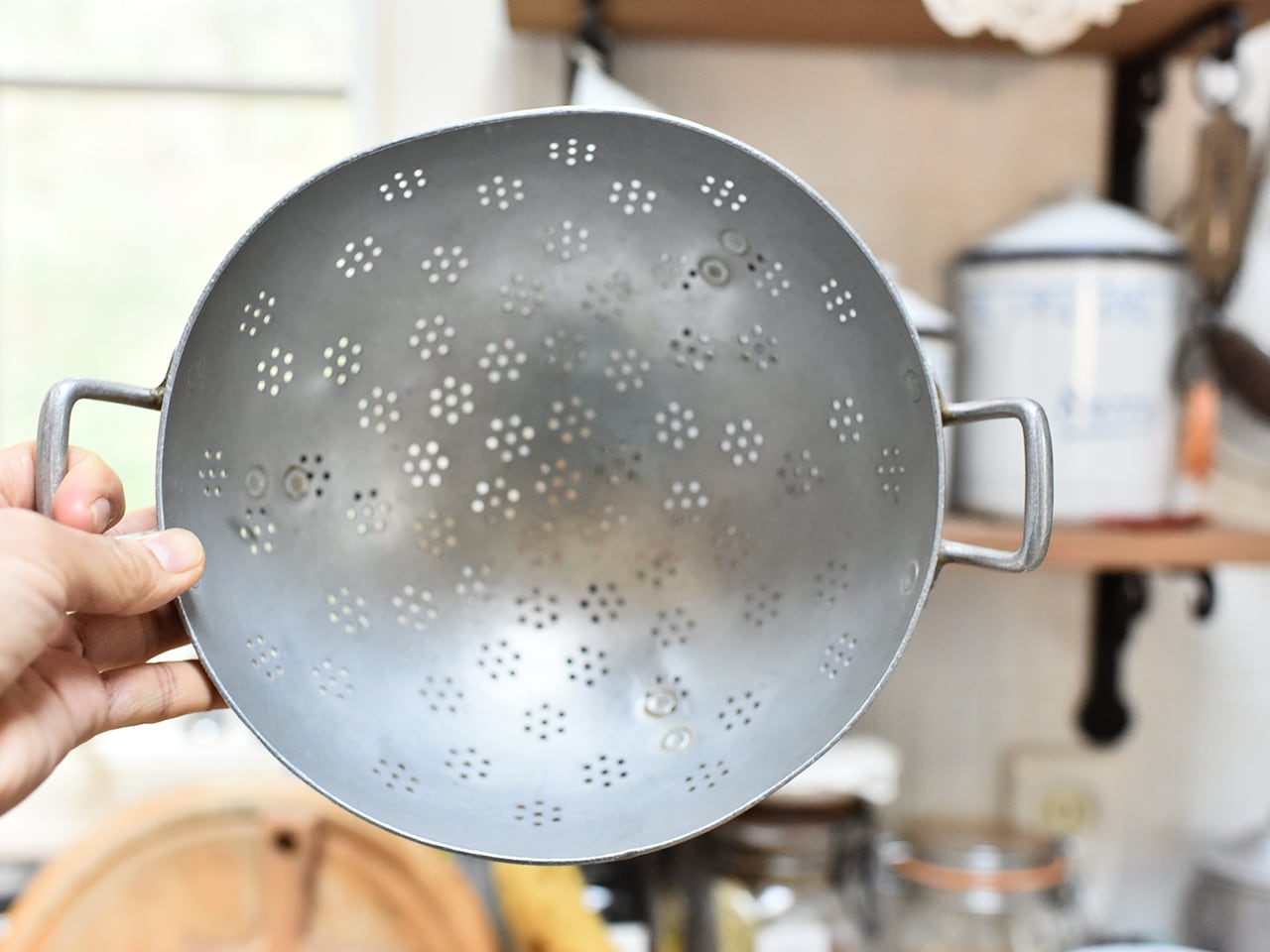 花形の水切り穴が可愛いアルミ製のコランダー フレンチアンティーク