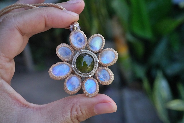 大きく咲くMoonstone★Peridot お花  マクラメネックレス 2245