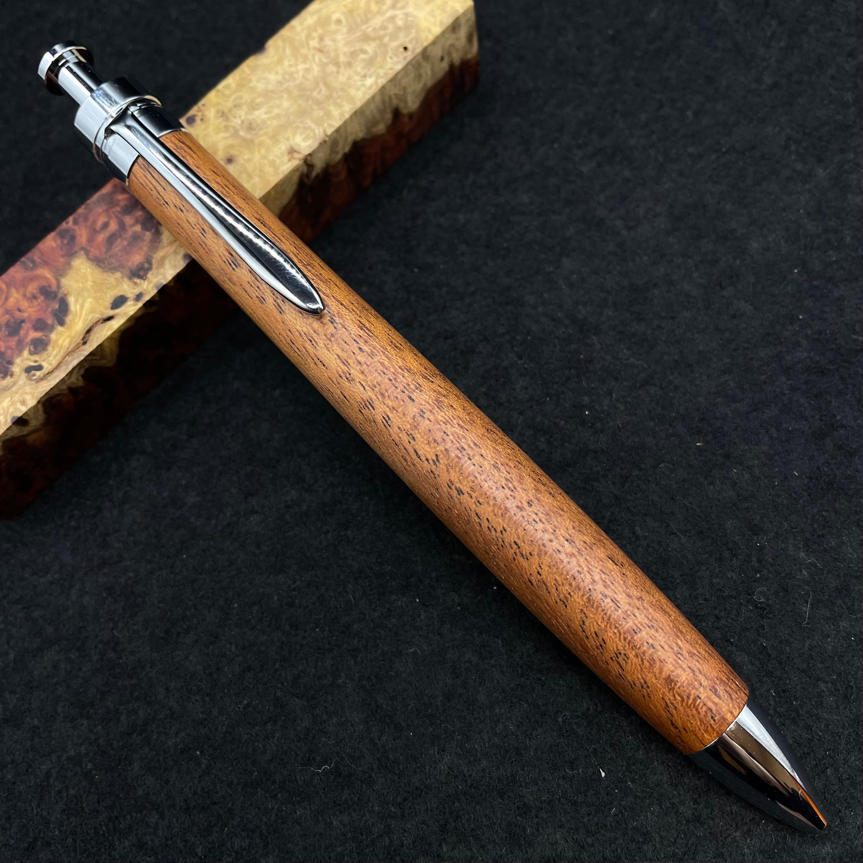 【バルダオ.板屋楓のボールペン】　木軸　木工　手作り　三神ボール金具仕様 バルダオ.板屋楓のボールペン】 木軸 木工 手作り 三神ボール