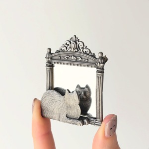 鏡を覗くのネコのブローチ