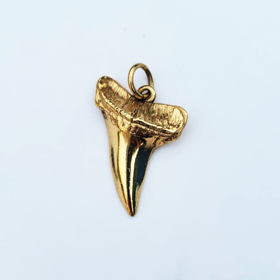 23K GOLD PLATED 925 SILVER SHARK TOOTH PENDANT / FACE