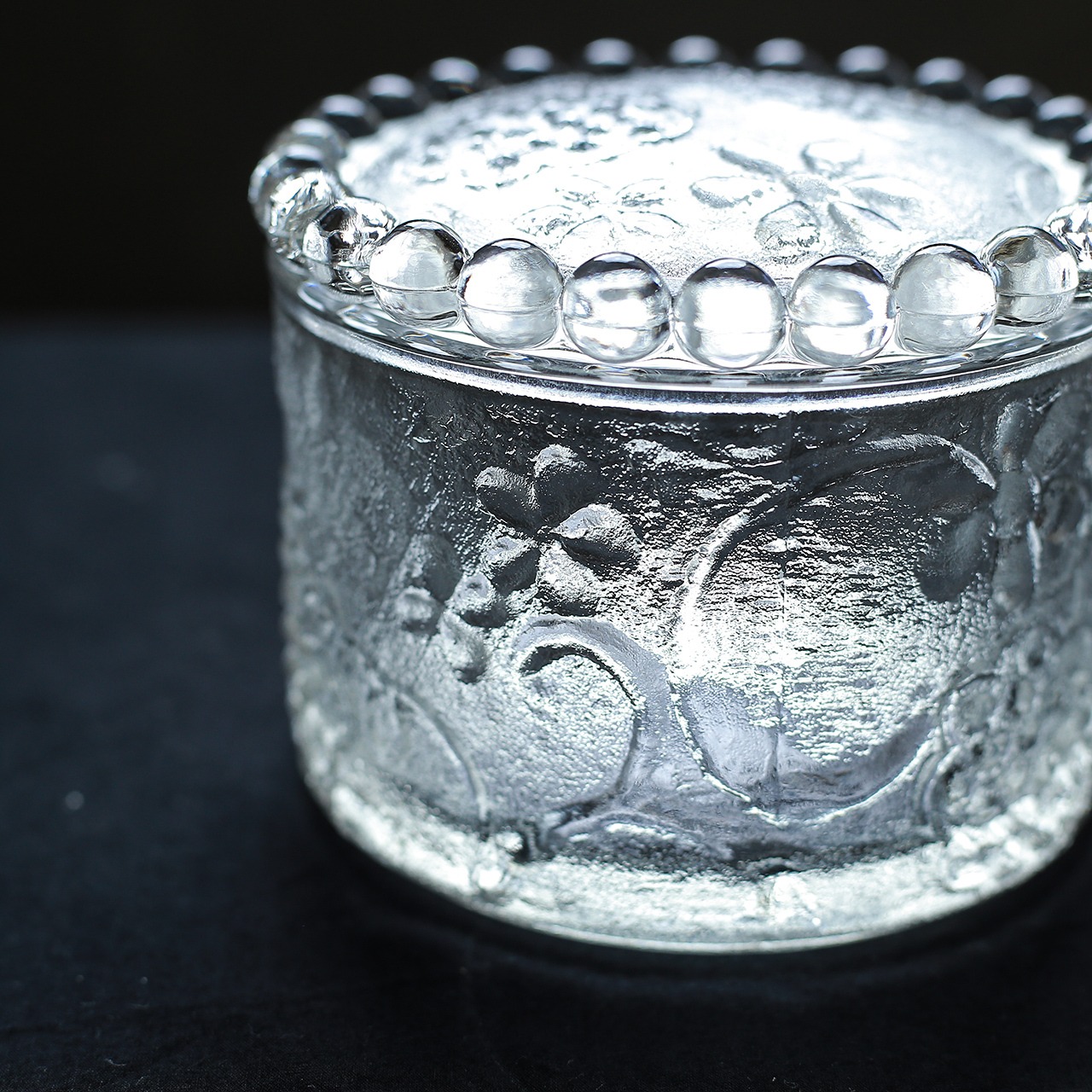 雫の冠が美しい、ガラスの小物入れ 4