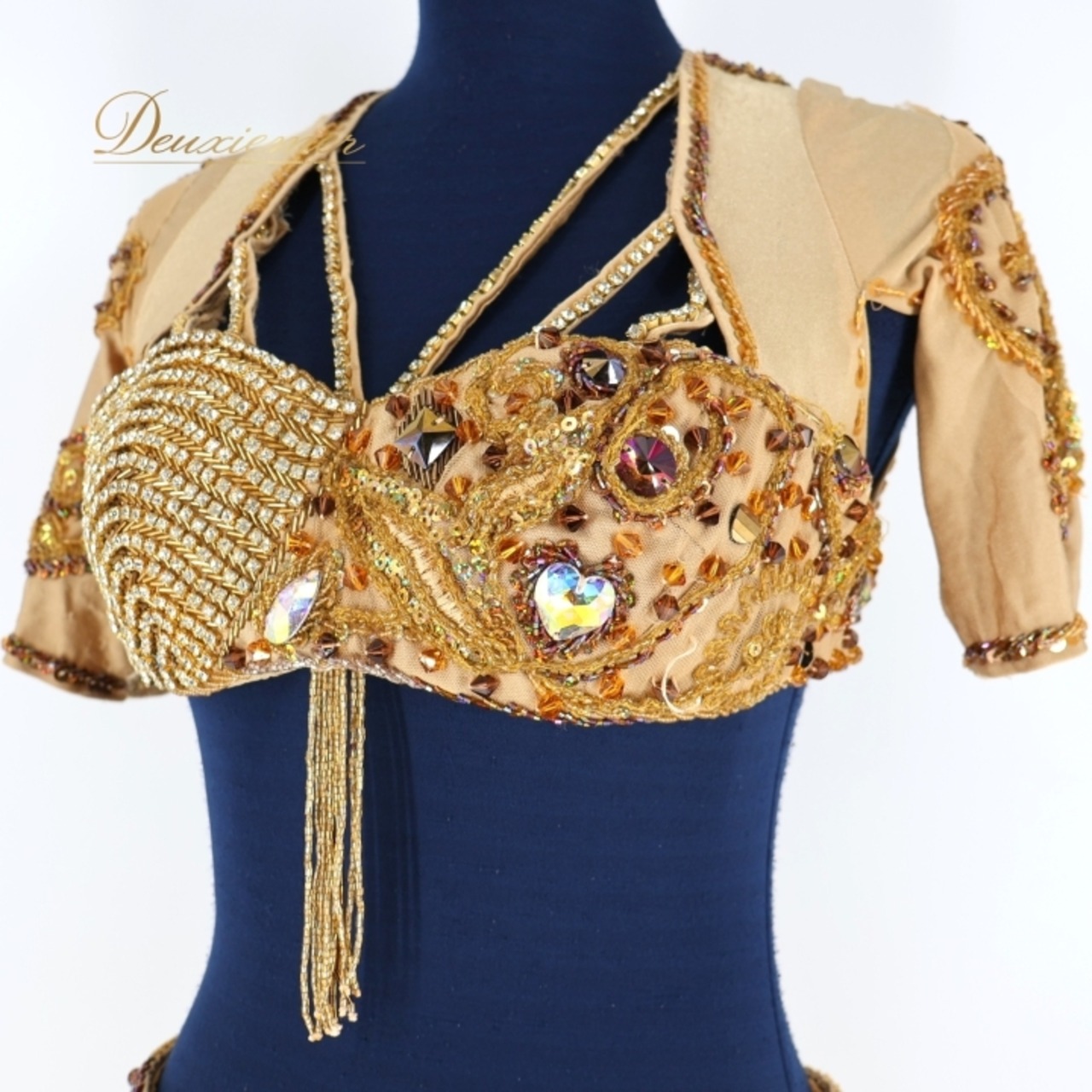 ベリーダンス オリエンタル 衣装 上下セット ブラウン系 ラインストーン スパンコール 花 ハート フリンジ 茶 金 煌びやか トップス 巻きスカート ベルト ベール 手首飾り 華やか 豪華 装飾 舞台 半袖 ビーズ セットアップ キラキラ 目立つ ゴールド系