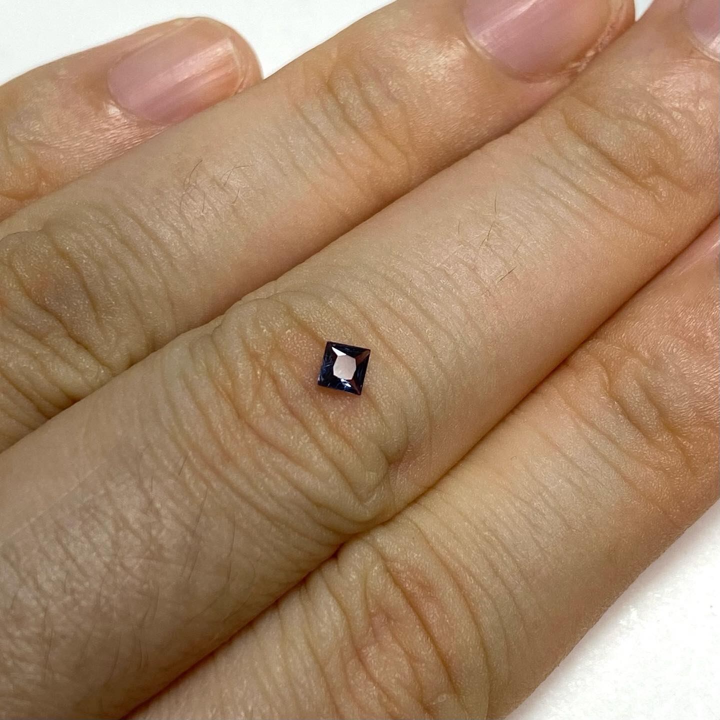 変身する石 ベキリーブルーガーネット1