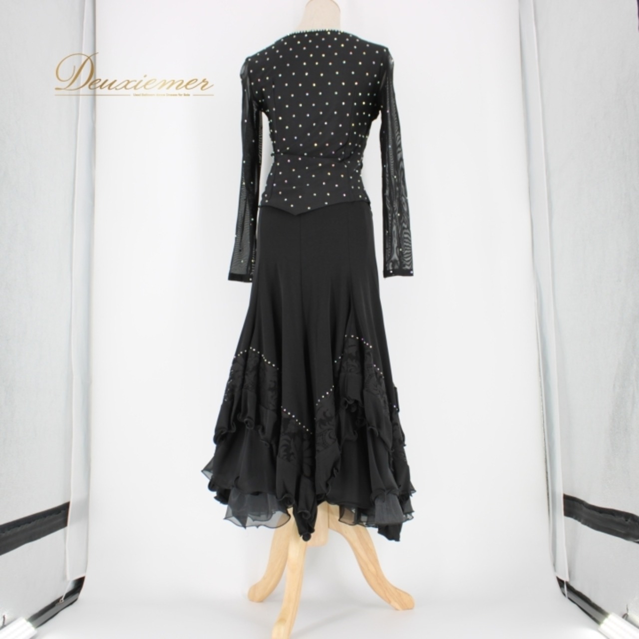 社交ダンス 衣装 スタンダード 上下セット ツーピース レッスンウェア パーティ衣装 黒 ブラック系 モノトーン ラインストーン 伸縮性 有り おしゃれ 上品 シック 大人用 フォーマル ダンス 発表会 講習会 レッスン 雰囲気 鮮やか スタイリッシュ ボディライン活かす