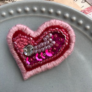 ハートのビーズ刺繍のブローチ