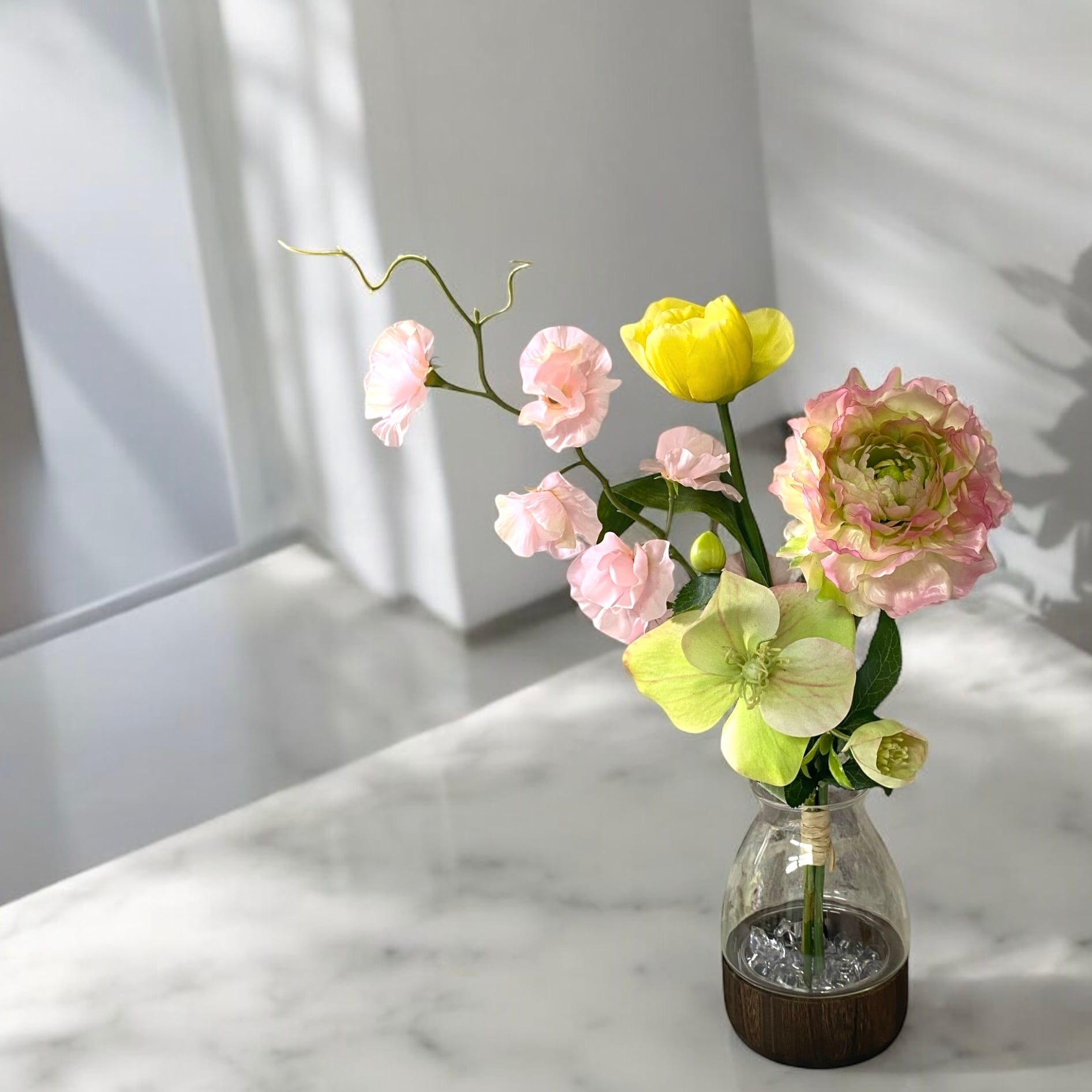 造花】春のブーケ ラナンキュラスとクリスマスローズ ラナンキュラス