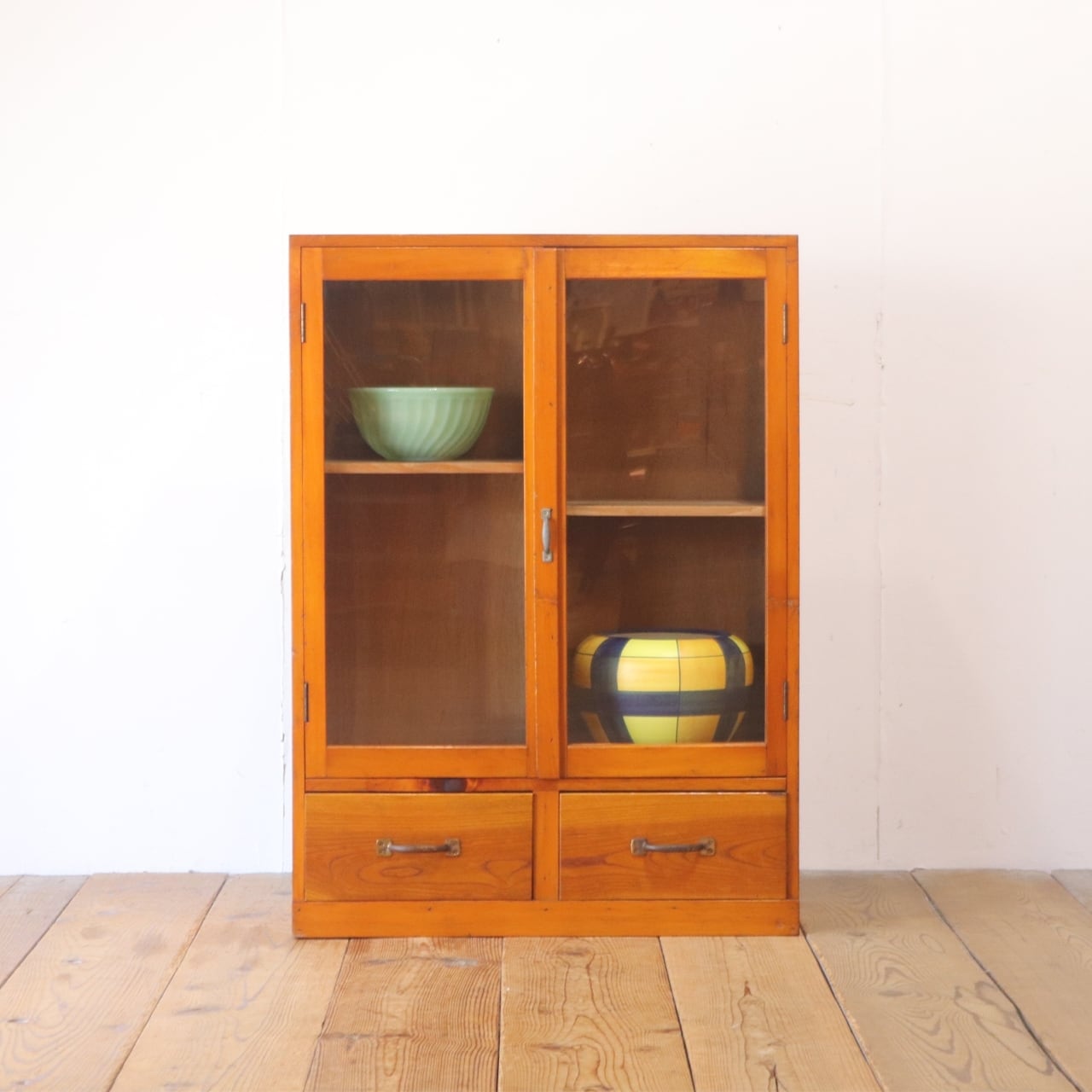 レトロ 小振り ガラスキャビネット 飾り棚 収納 ラック 引き出し 抽斗 2杯 木製 ヴィンテージ/PJT21139