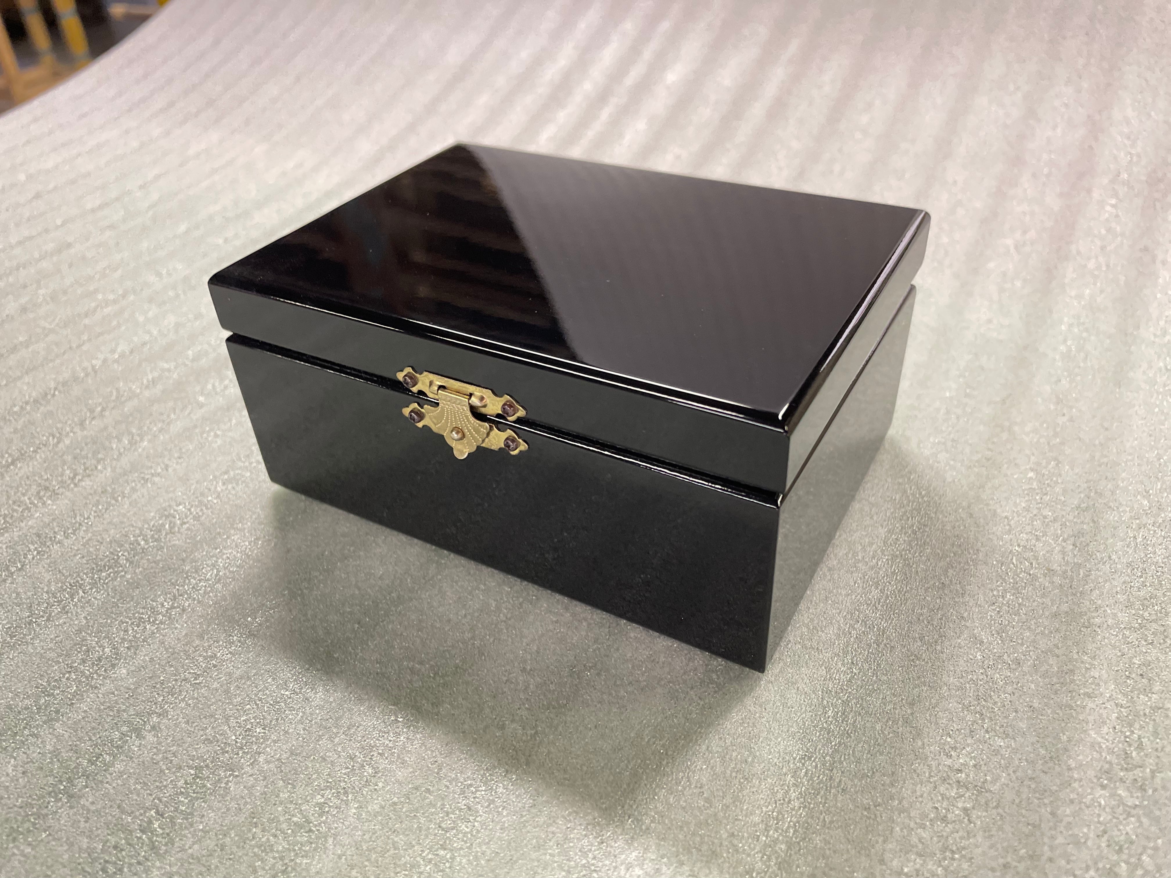銀製　尚美堂　小判型　小物入れ　木箱付き 銀製 尚美堂 小判型 小物入れ 木箱付き