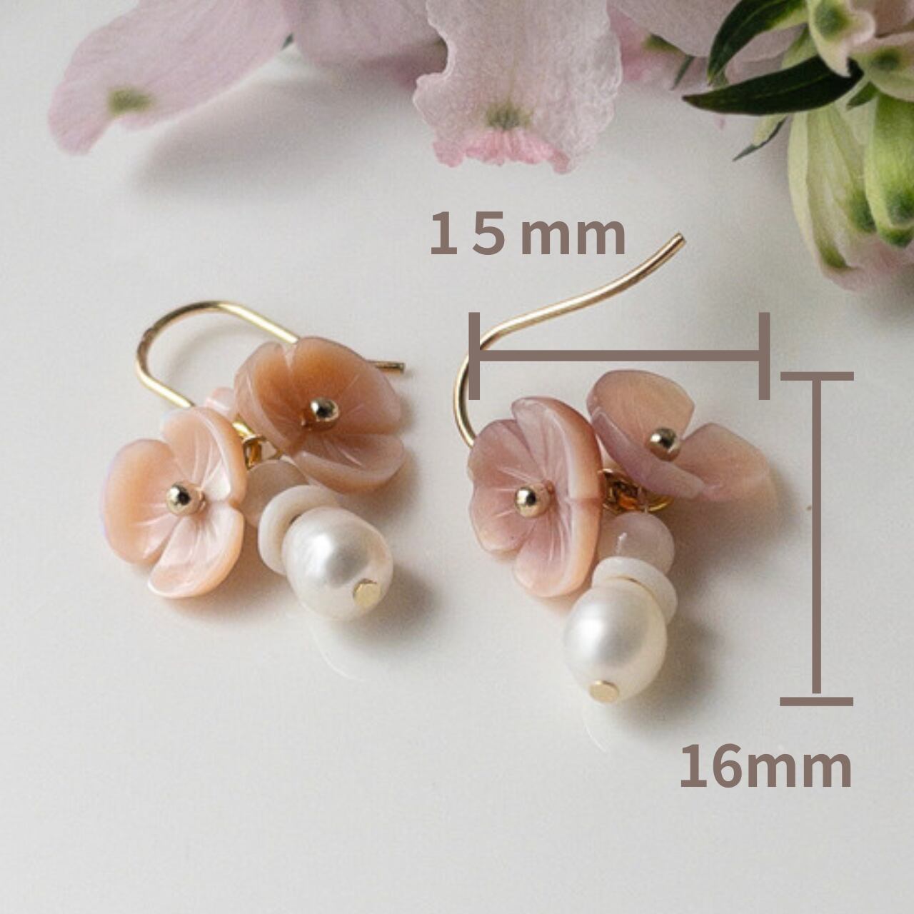 革花　カラーのハンドメイドピアス　ピンク　アレルギー対応 革花 カラーのハンドメイドピアス ピンク アレルギー対応