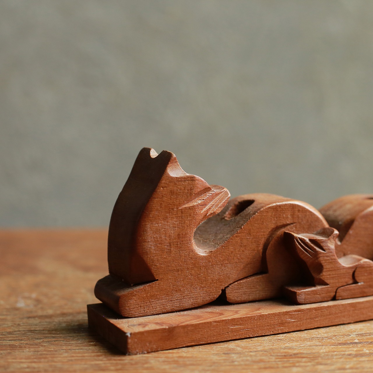 ペン立てになる、味わい深い木彫りのキタキツネ