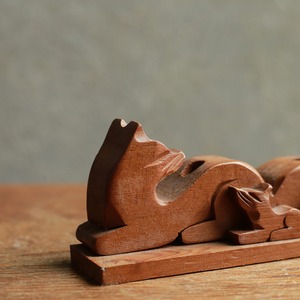 ペン立てになる、味わい深い木彫りのキタキツネ