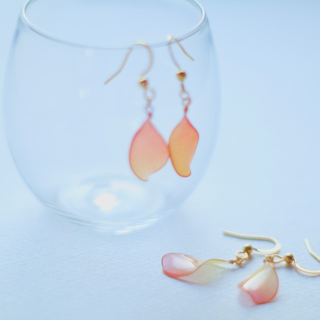 空の色を映した花びらのピアス/イヤリング