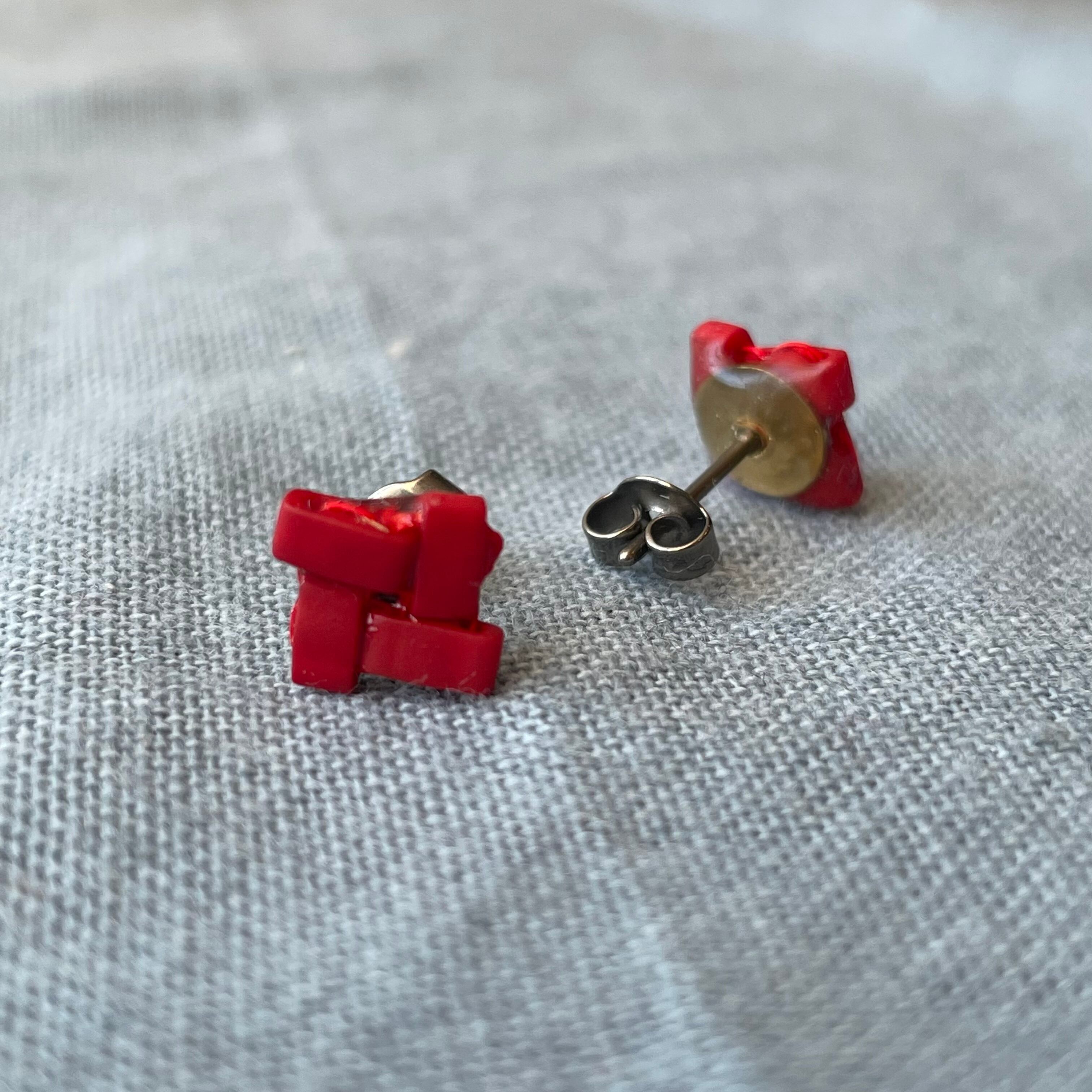 両耳用】小さな風車 ハーフティラビーズ マットレッド ピアス