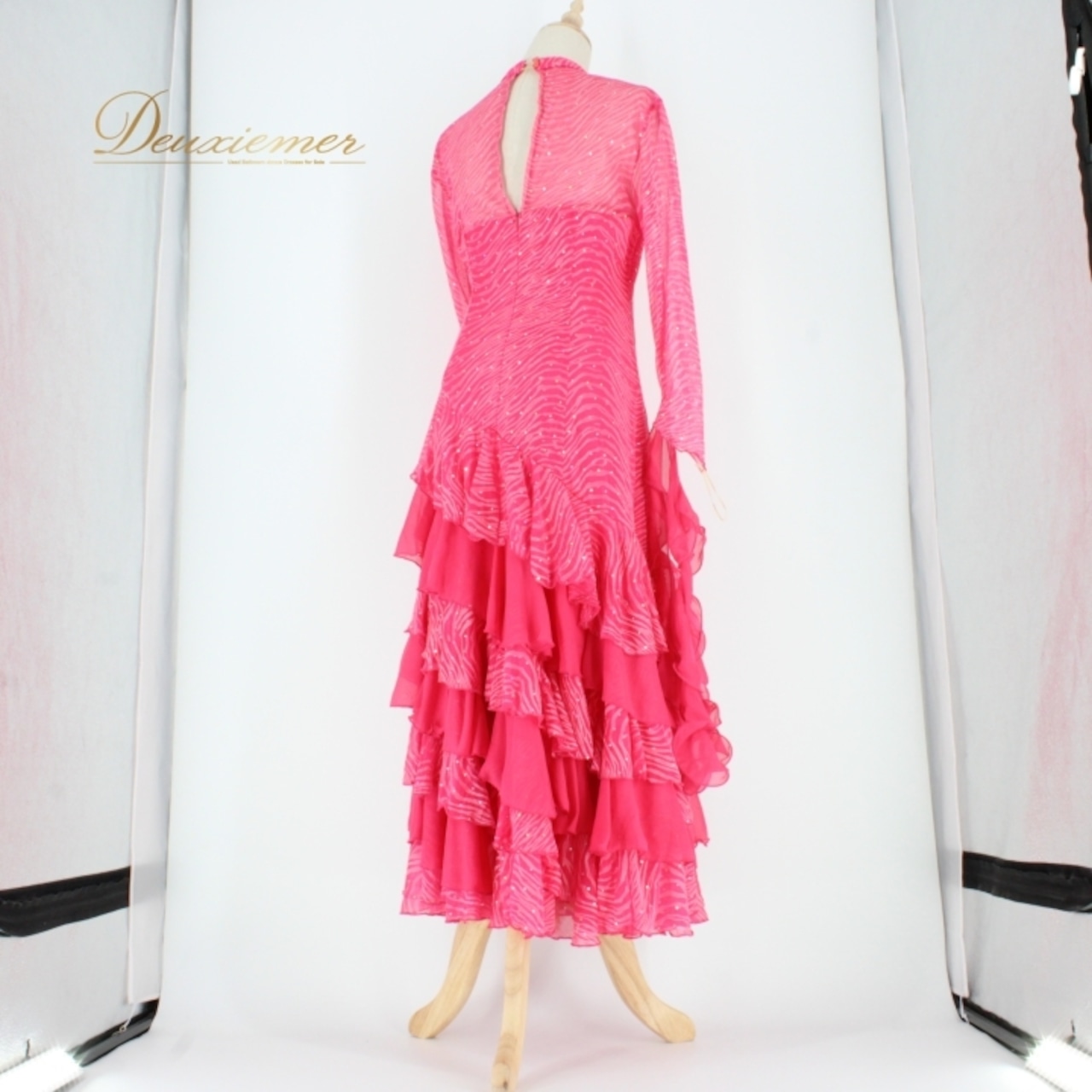 社交ダンス 衣装 スタンダード ドレス ワンピース パーティドレス Leirena レイリーナ ピンク系 フロート キラキラ レース フリル 長袖 ビビッドピンク 軽やか 華やか ステージ衣装 ダンスウェア フラッフィー おしゃれ フェミニン パーティー かわいい ルームウェア 体型カバー 動きやすい 練習用 大人用 楽しめる