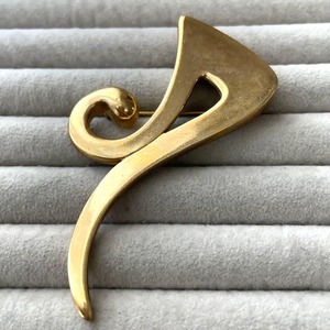 GIVENCHY ゴールド　カラー　ブローチ