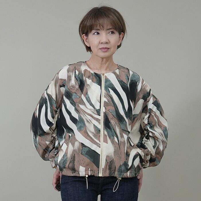 ニュアンス柄ノーカラーバックギャザーブルゾン　12000円
