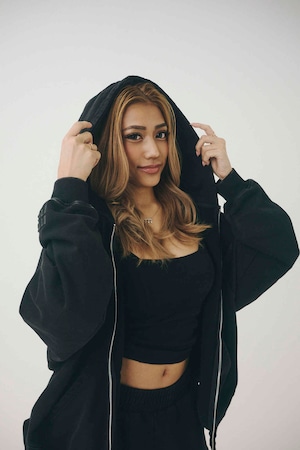 the zipper hoodie. (caviar)