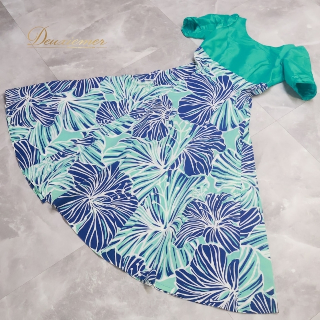 フラダンス 衣装 ワンピース ドレス グリーン系 マーメイドライン エムエムジェイ 日本製 ハイビスカス柄 MermaidLine MMJ ハワイアンプリント アロハ フラ ダンス レッスン 練習 エメラルドグリーン サテン 光沢 高級感 さわやか かわいい おしゃれ 上品 大人っぽい ブルー系 ホワイト系 緑 青 水色 白 エレガント 大人 レディース フレアスカート