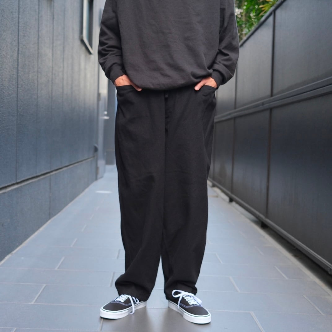 COMOLI(コモリ) / ブラックドリルテーパードパンツ -BLACK-(D01-03004)