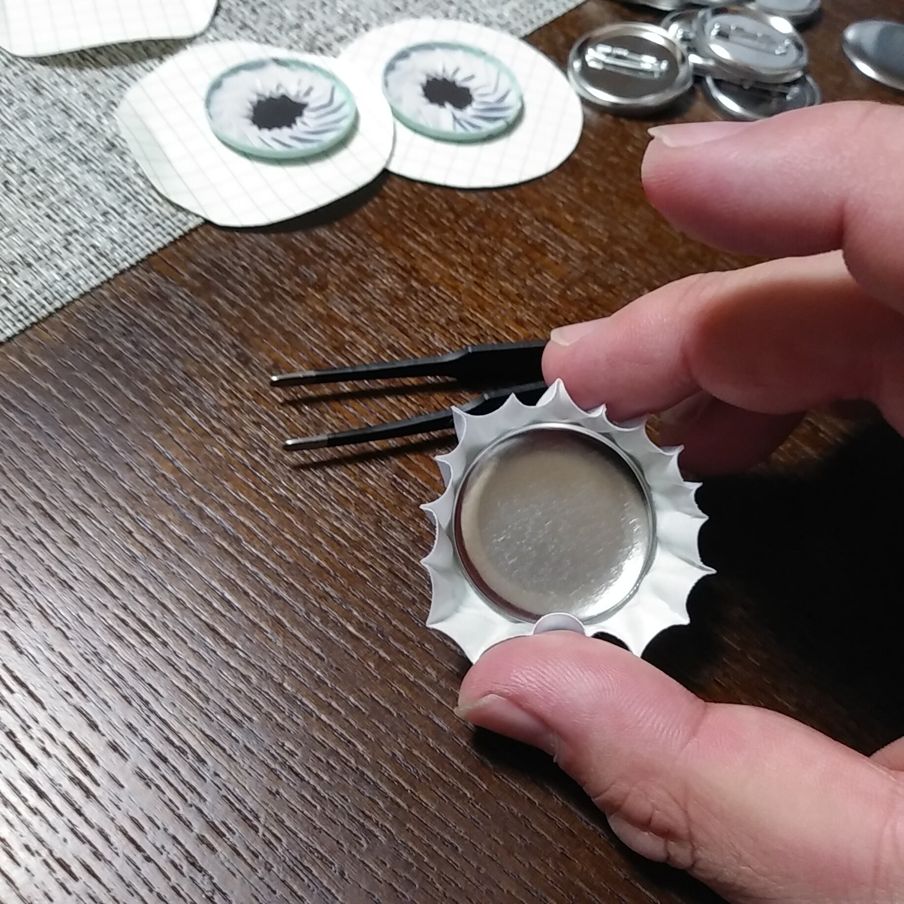 東京スポーツ 鬼のバッジ ケース付き【手作り】 【公式通販】