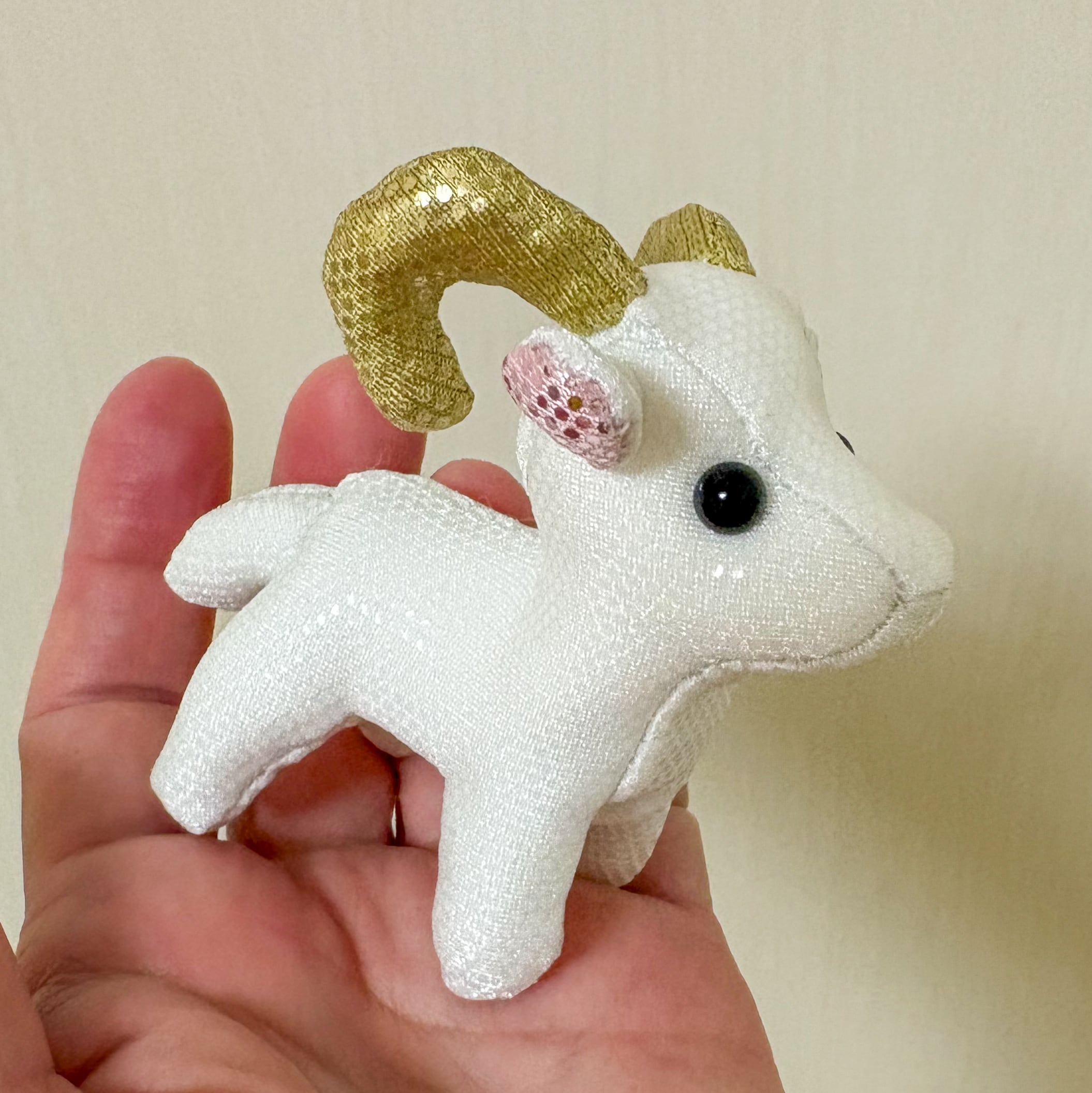 純真無垢な羊のぬいぐるみ