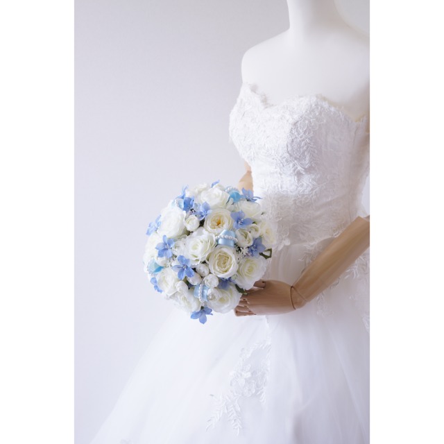 白バラと水色デルフィニウムのラウンドブーケ ブートニアセット パールリボン 造花 ウェディングブーケ はなまもり